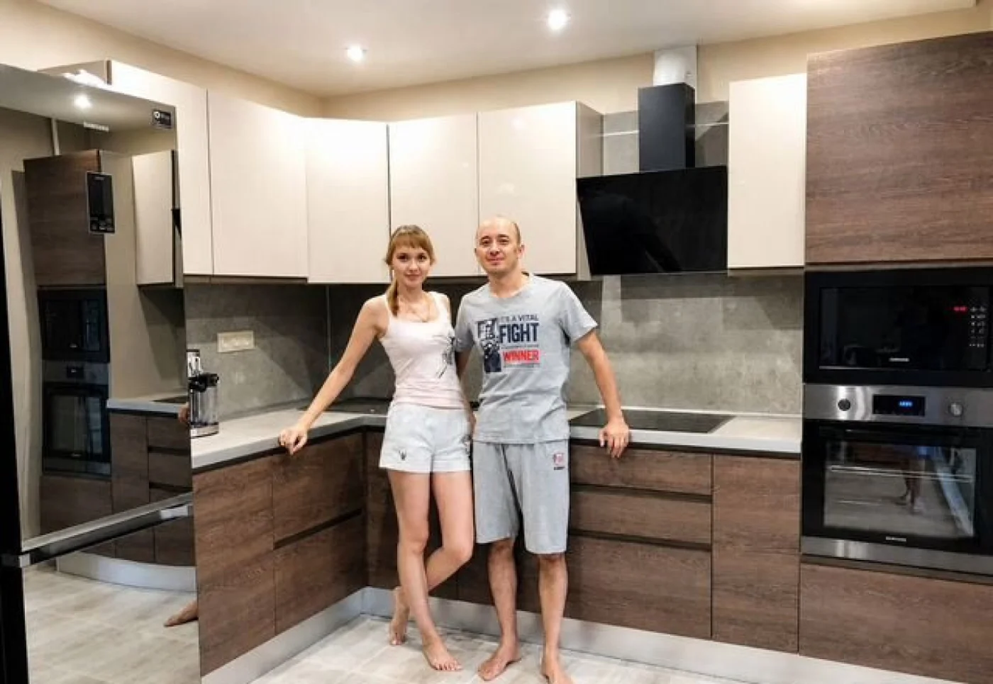 Кухня с островом на заказ из ЛДСП терракотовая 280х56х196